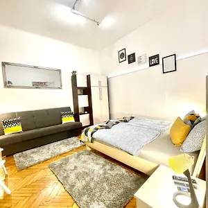 Small Cosy Near The Famous Westend Center Apartament