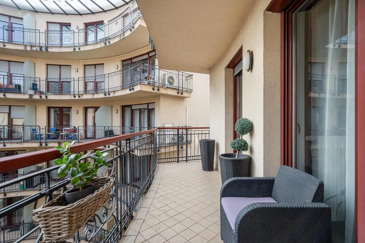 Urban Jungle Oasis King With Free Parking Apartment Budapest 0*,